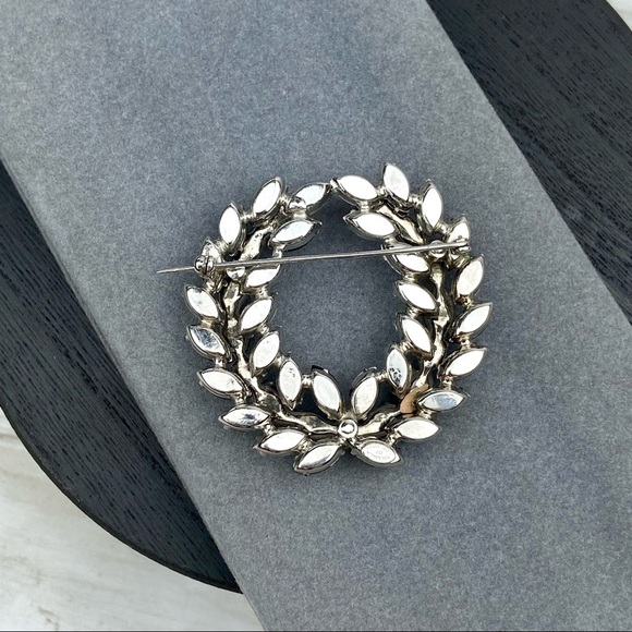 VINTAGE Kramer of New York Black Clear Rhinestone Wreath Pin Mourning Brooch - Picture 6 of 7